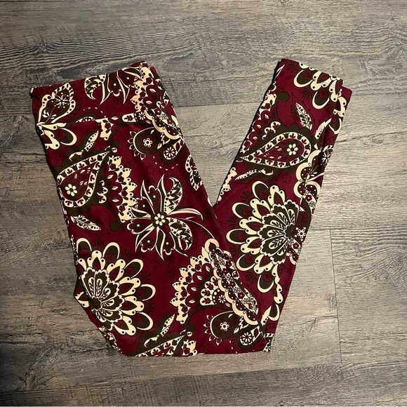 ⭐️4 for $10⭐️Maroon Paisley Leggings. Women's Size Large / XL. Buttery Soft. - Picture 2 of 5
